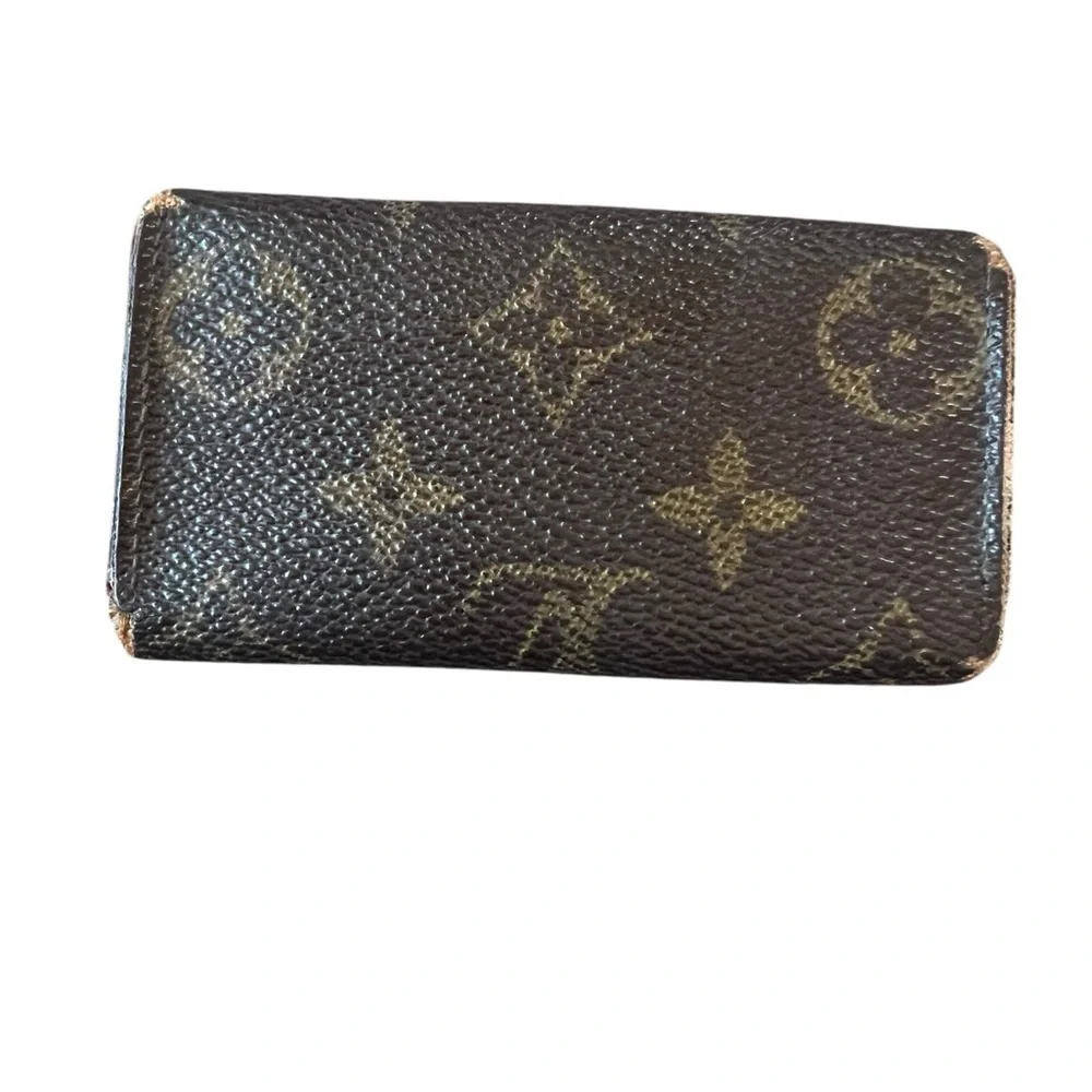 Louis Vuitton 4 Key Holder, Pre- Loved. Good condition!